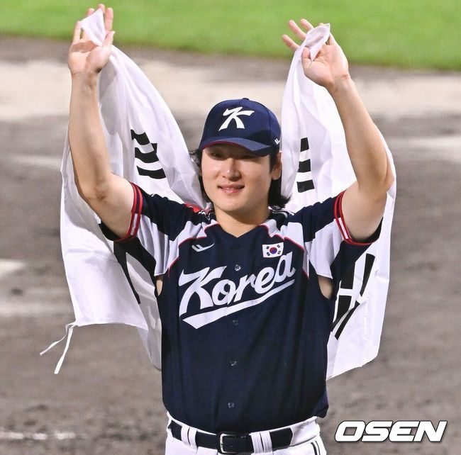 [OSEN=도요하시(일본), 박준형 기자]금메달 확정 후 곽빈이 태극기를 두르고 인사하고 있다.   2026.09.27 / soul1014@osen.co.kr