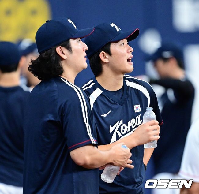 [OSEN=고척, 최규한 기자] 류지현 감독이 이끄는 2026 아이치·나고야 아시안게임 야구 대표팀이 16일 오후 서울 고척스카이돔에서 훈련을 가졌다. 대표팀 곽빈과 최민석이 아시안게임에서 만나는 상대 선수들의 영상을 전광판을 통해 바라보고 있다. 2026.09.16 / dreamer@osen.co.kr