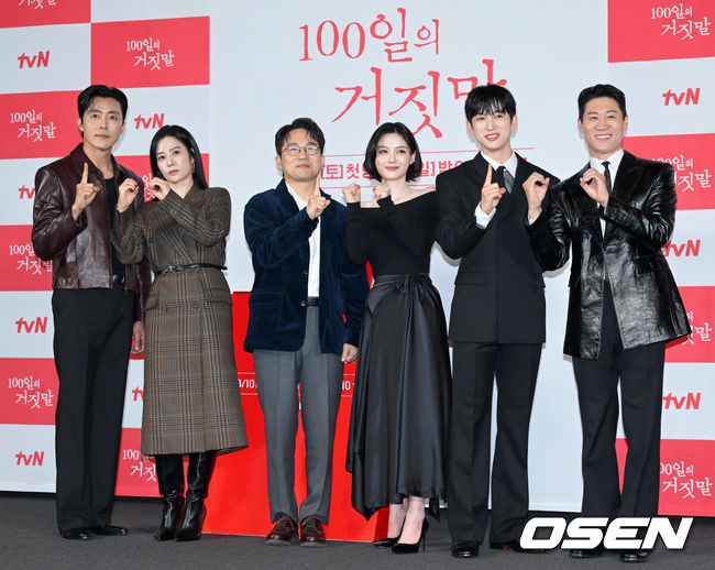 [OSEN=조은정 기자] tvN 20주년 특별기획 새 토일드라마 ‘100일의 거짓말’ 제작발표회가 29일 서울 용산구 CGV 용산아이파크몰에서 열렸다.‘100일의 거짓말’은 밀정이 된 경성 최고의 소매치기와 조선총독부의 엘리트 통역관이 적의 심장부에서 마주하며 벌어지는 100일간의 첩보 로맨스다. 말과 말 사이의 이면을 들여다보는 통역이라는 소재, 독립군이 직접 심은 밀정이라는 설정은 이제껏 본 적 없는 서스펜스를 선사하며 재미와 감동을 아우를 예정이다.배우 이무생(왼쪽부터), 김현주, 유인식 감독, 김유정, 박진영, 진선규가 포즈를 취하고 있다. 2026.09.29 /cej@osen.co.kr
