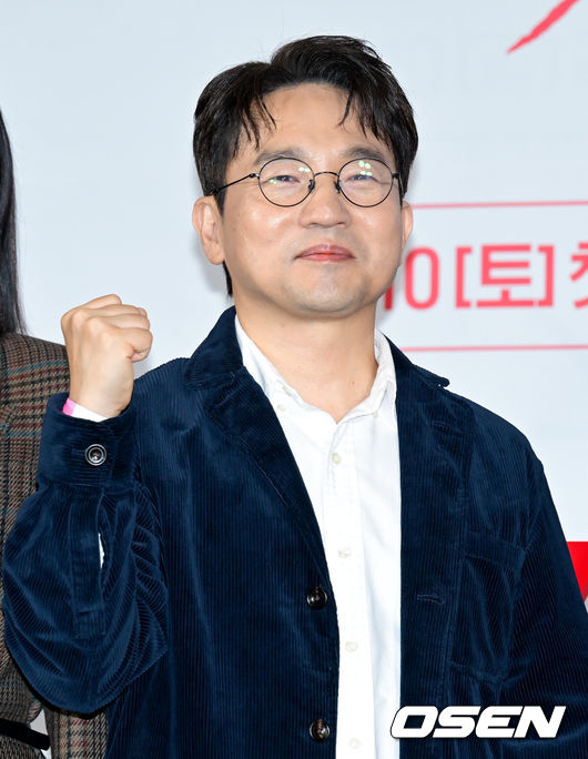 [OSEN=조은정 기자] tvN 20주년 특별기획 새 토일드라마 ‘100일의 거짓말’ 제작발표회가 29일 서울 용산구 CGV 용산아이파크몰에서 열렸다.‘100일의 거짓말’은 밀정이 된 경성 최고의 소매치기와 조선총독부의 엘리트 통역관이 적의 심장부에서 마주하며 벌어지는 100일간의 첩보 로맨스다. 말과 말 사이의 이면을 들여다보는 통역이라는 소재, 독립군이 직접 심은 밀정이라는 설정은 이제껏 본 적 없는 서스펜스를 선사하며 재미와 감동을 아우를 예정이다.유인식 감독이 포즈를 취하고 있다. 2026.09.29 /cej@osen.co.kr