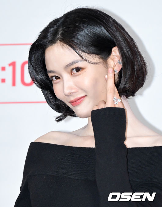 [OSEN=조은정 기자] tvN 20주년 특별기획 새 토일드라마 ‘100일의 거짓말’ 제작발표회가 29일 서울 용산구 CGV 용산아이파크몰에서 열렸다.‘100일의 거짓말’은 밀정이 된 경성 최고의 소매치기와 조선총독부의 엘리트 통역관이 적의 심장부에서 마주하며 벌어지는 100일간의 첩보 로맨스다. 말과 말 사이의 이면을 들여다보는 통역이라는 소재, 독립군이 직접 심은 밀정이라는 설정은 이제껏 본 적 없는 서스펜스를 선사하며 재미와 감동을 아우를 예정이다.배우 김유정이 포즈를 취하고 있다. 2026.09.29 /cej@osen.co.kr