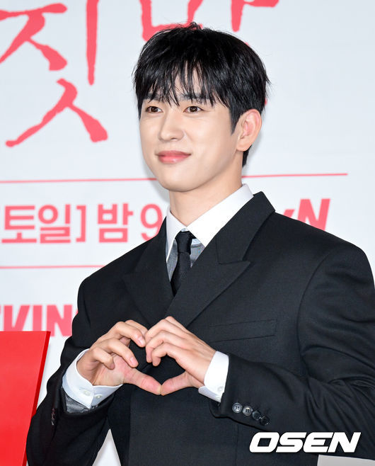 [OSEN=조은정 기자] tvN 20주년 특별기획 새 토일드라마 ‘100일의 거짓말’ 제작발표회가 29일 서울 용산구 CGV 용산아이파크몰에서 열렸다.‘100일의 거짓말’은 밀정이 된 경성 최고의 소매치기와 조선총독부의 엘리트 통역관이 적의 심장부에서 마주하며 벌어지는 100일간의 첩보 로맨스다. 말과 말 사이의 이면을 들여다보는 통역이라는 소재, 독립군이 직접 심은 밀정이라는 설정은 이제껏 본 적 없는 서스펜스를 선사하며 재미와 감동을 아우를 예정이다.배우 박진영이 포즈를 취하고 있다. 2026.09.29 /cej@osen.co.kr