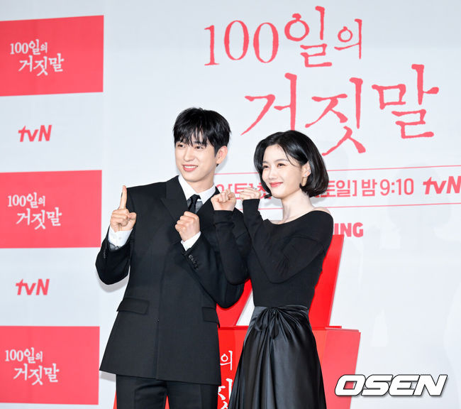 [OSEN=조은정 기자] tvN 20주년 특별기획 새 토일드라마 ‘100일의 거짓말’ 제작발표회가 29일 서울 용산구 CGV 용산아이파크몰에서 열렸다.‘100일의 거짓말’은 밀정이 된 경성 최고의 소매치기와 조선총독부의 엘리트 통역관이 적의 심장부에서 마주하며 벌어지는 100일간의 첩보 로맨스다. 말과 말 사이의 이면을 들여다보는 통역이라는 소재, 독립군이 직접 심은 밀정이라는 설정은 이제껏 본 적 없는 서스펜스를 선사하며 재미와 감동을 아우를 예정이다.배우 박진영, 김유정이 포즈를 취하고 있다. 2026.09.29 /cej@osen.co.kr
