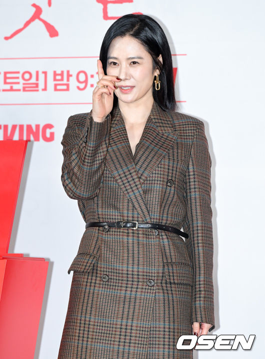 [OSEN=조은정 기자] tvN 20주년 특별기획 새 토일드라마 ‘100일의 거짓말’ 제작발표회가 29일 서울 용산구 CGV 용산아이파크몰에서 열렸다.‘100일의 거짓말’은 밀정이 된 경성 최고의 소매치기와 조선총독부의 엘리트 통역관이 적의 심장부에서 마주하며 벌어지는 100일간의 첩보 로맨스다. 말과 말 사이의 이면을 들여다보는 통역이라는 소재, 독립군이 직접 심은 밀정이라는 설정은 이제껏 본 적 없는 서스펜스를 선사하며 재미와 감동을 아우를 예정이다.배우 김현주가 포즈를 취하고 있다. 2026.09.29 /cej@osen.co.kr