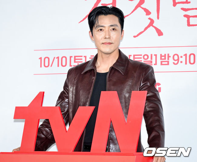 [OSEN=조은정 기자] tvN 20주년 특별기획 새 토일드라마 ‘100일의 거짓말’ 제작발표회가 29일 서울 용산구 CGV 용산아이파크몰에서 열렸다.‘100일의 거짓말’은 밀정이 된 경성 최고의 소매치기와 조선총독부의 엘리트 통역관이 적의 심장부에서 마주하며 벌어지는 100일간의 첩보 로맨스다. 말과 말 사이의 이면을 들여다보는 통역이라는 소재, 독립군이 직접 심은 밀정이라는 설정은 이제껏 본 적 없는 서스펜스를 선사하며 재미와 감동을 아우를 예정이다.배우 이무생이 포즈를 취하고 있다. 2026.09.29 /cej@osen.co.kr