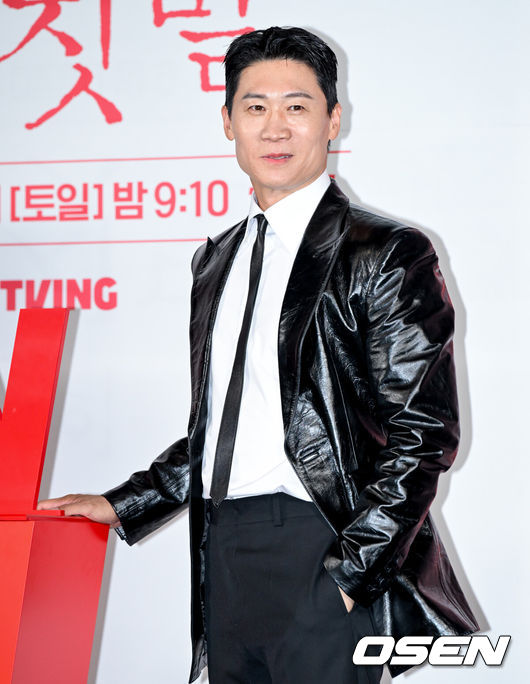 [OSEN=조은정 기자] tvN 20주년 특별기획 새 토일드라마 ‘100일의 거짓말’ 제작발표회가 29일 서울 용산구 CGV 용산아이파크몰에서 열렸다.‘100일의 거짓말’은 밀정이 된 경성 최고의 소매치기와 조선총독부의 엘리트 통역관이 적의 심장부에서 마주하며 벌어지는 100일간의 첩보 로맨스다. 말과 말 사이의 이면을 들여다보는 통역이라는 소재, 독립군이 직접 심은 밀정이라는 설정은 이제껏 본 적 없는 서스펜스를 선사하며 재미와 감동을 아우를 예정이다.배우 진선규가 포즈를 취하고 있다. 2026.09.29 /cej@osen.co.kr