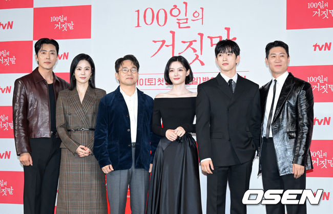 [OSEN=조은정 기자] tvN 20주년 특별기획 새 토일드라마 ‘100일의 거짓말’ 제작발표회가 29일 서울 용산구 CGV 용산아이파크몰에서 열렸다.‘100일의 거짓말’은 밀정이 된 경성 최고의 소매치기와 조선총독부의 엘리트 통역관이 적의 심장부에서 마주하며 벌어지는 100일간의 첩보 로맨스다. 말과 말 사이의 이면을 들여다보는 통역이라는 소재, 독립군이 직접 심은 밀정이라는 설정은 이제껏 본 적 없는 서스펜스를 선사하며 재미와 감동을 아우를 예정이다.배우 이무생(왼쪽부터), 김현주, 유인식 감독, 김유정, 박진영, 진선규가 포즈를 취하고 있다. 2026.09.29 /cej@osen.co.kr