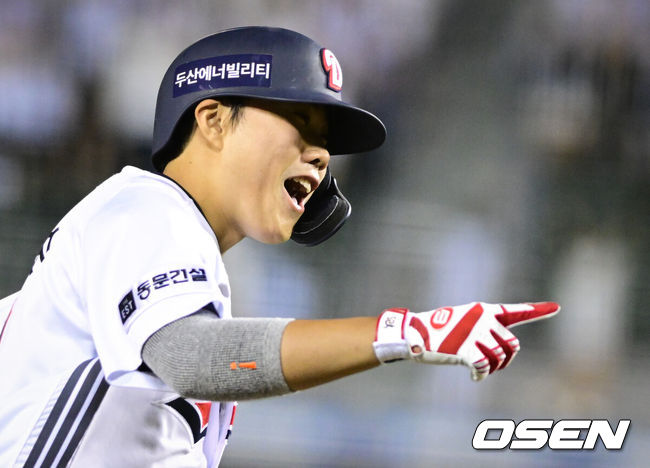 [OSEN=잠실, 조은정 기자]11일 서울 잠실야구장에서 2026 신한 SOL KBO리그 두산 베어스와 한화 이글스의 경기가 열렸다.이날 두산은 곽빈, 한화는 왕옌청을 선발로 내세웠다. 7회말 1사 1,3루에서 두산 박준순이 다시 앞서가는 3점 홈런을 날린 뒤 베이스를 돌고 있다. 2026.08.11 /cej@osen.co.kr