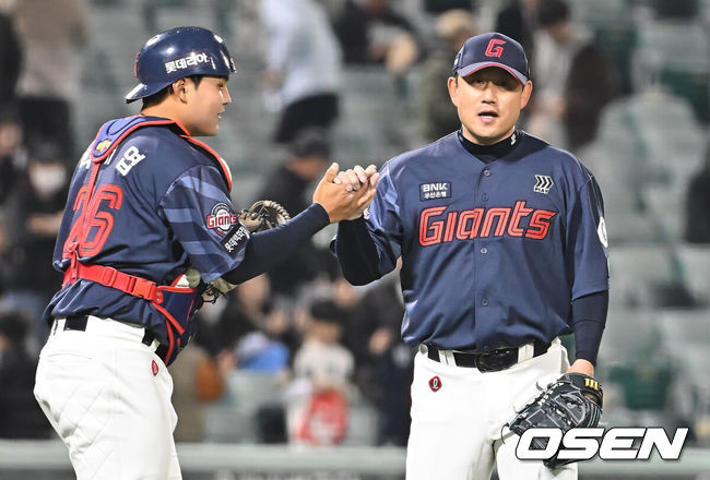 [OSEN=울산, 이석우 기자] 20일 울산 문수야구장에서 2026 메디힐 KBO 퓨처스리그 울산 웨일즈와 롯데 자이언츠의 경기가 열렸다. 울산은 오카다를 선발로, 롯데는 현도훈을 선발로 출전시켰다.롯데 자이언츠 김태혁이 3-1로 승리한 후 박재엽과 하이파이브를 하고 있다. 2026.03.20 / foto0307@osen.co.kr