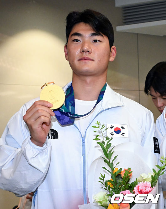 [OSEN=인천공항, 조은정 기자]2026 아이치·나고야 아시안게임에서 금메달을 차지한 야구 대표팀이 28일 인천국제공항을 통해 귀국했다.한국 야구 대표팀은 금메달을 따내며 2010년 광저우 대회를 시작으로 2014년 인천, 2018년 자카르타-팔렘방, 2023년 항저우, 2026년 나고야-아이치까지 아시안게임 5회 연속 우승을 달성했다.야구대표팀이 김주원이 금메달을 들고 포즈를 취하고 있다. 2026.09.28 /cej@osen.co.kr