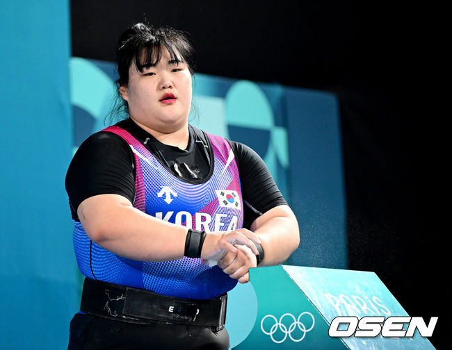 [OSEN=파리(프랑스), 최규한 기자] 11일(한국시간) 프랑스 팔이 사우스 파리 아레나6에서 ‘2024 파리올림픽’ 역도 여자 81㎏ 초과급 결선이 열렸다.박혜정은 인상 131kg로 한국신기록을 작성했다. 이어진 용상에서 168kg를 들어 합계 299kg로 한국신기록을 작성하며 파리올림픽 은메달을 확정지었다.박혜정이 용상 168kg 2차 시기에 나서고 있다. 2024.08.11 / dreamer@osen.co.kr