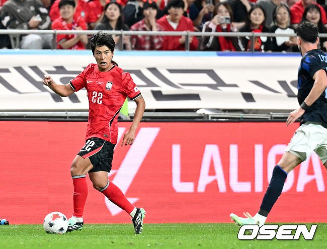 [OSEN= 서울월드컵경기장, 이대선 기자] 로베르트모레노 임시 감독이 이끄는 대한민국 축구 국가대표팀은 28일 서울월드컵경기장에서 디에고 포를란 감독이 지휘하는 우루과이와 A매치 맞대결을 치러 1-4로 대패했다.이로써 모레노 감독은 지난 에콰도르전 3-0 완승 분위기를 이어기는 데 실패했다. 부임 2경기 만에 남미 강호 우루과이를 만나 1-4로 무너졌다.후반 한국 설영우가 드리블 돌파를 하고 있다. 2026.09.28 / sunday@osen.co.kr