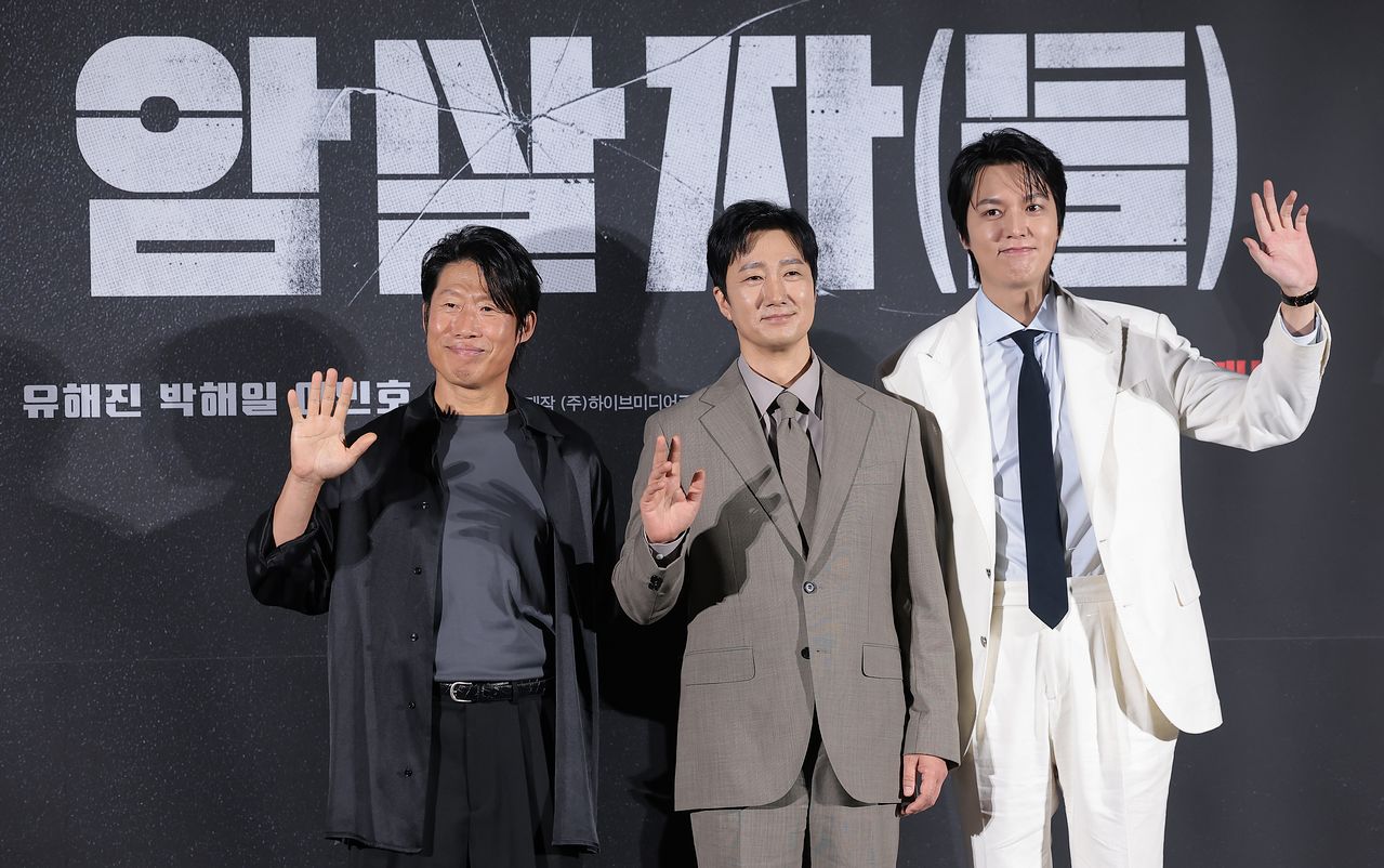 배우 유해진(왼쪽부터)과 박해일, 이민호가 10일 서울 용산구 CGV 용산아이파크몰에서 열린 영화 '암살자(들)' 제작보고회에 참석해 포즈를 취하고 있다.  뉴스1