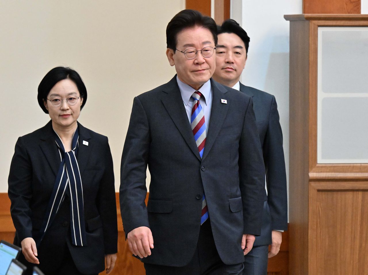 이재명 대통령이 29일 청와대에서 열린 국무회의에 참석하기 위해 입장하고 있다. 청와대사진기자단