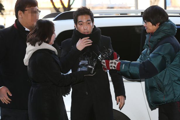 가수 고영욱이 2013년 1월 10일 오전 서울 마포구 공덕동 서울서부지방법원에 영장실질심사를 받기 위해 출석한 모습. 연합뉴스