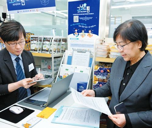 정 장관(오른쪽)이 푸드뱅크마켓센터 그냥드림 사업장을 점검하는 모습.