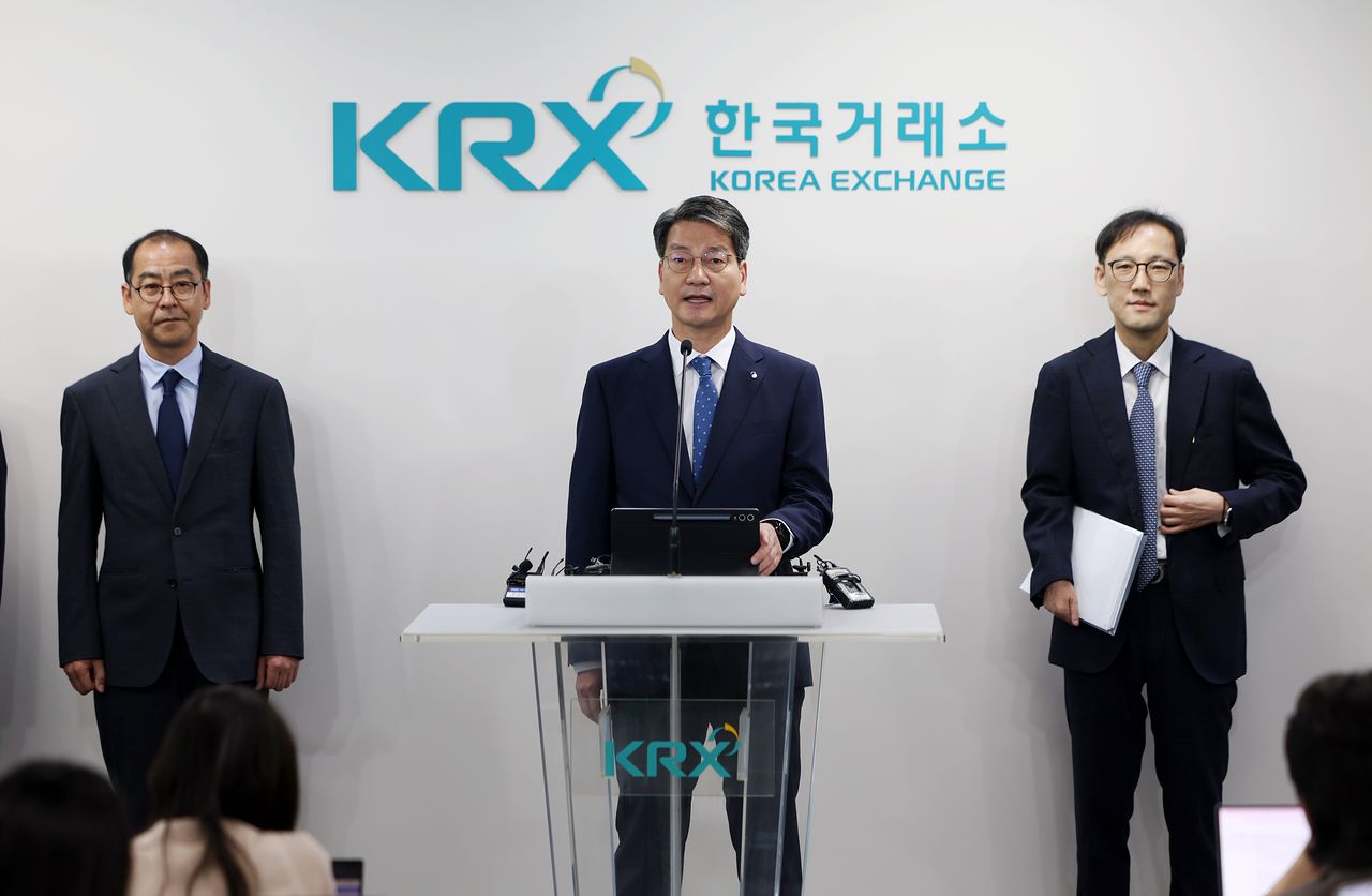 황선오 주가조작 근절 합동대응단장(가운데)이 29일 오전 서울 여의도 한국거래소에서 '명문대 출신 정보카르텔 적발' 브리핑을 하고 있다. 뉴시스