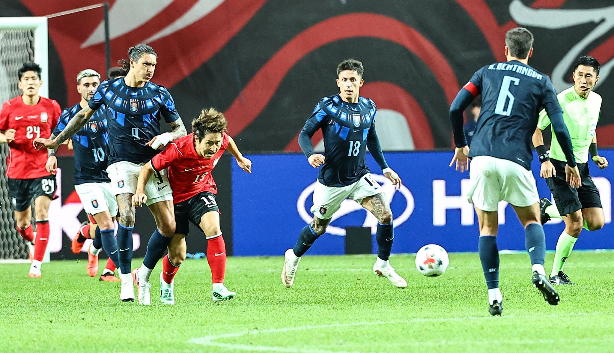 28일 오후 서울월드컵경기장에서 열린 하나은행 초청 축구 국가대표팀 친선경기 대한민국과 우루과이의 전반전에서 이강인 선수가 볼다툼을 하고 있다. 김종호 기자 