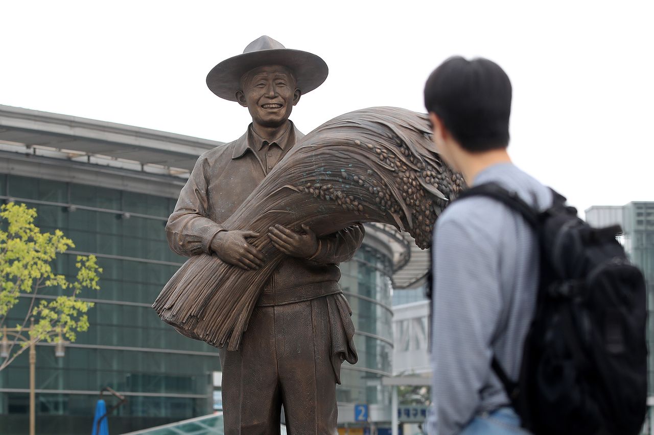 동대구역에 있는 박정희 전 대통령 동상. 뉴스1