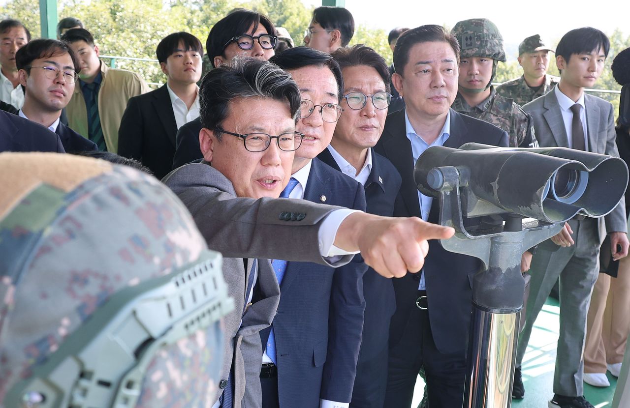 진성준 국회 국방위원장을 비롯한 국방위원들이 지난 28일 경기 연천군 육군 25사단 비룡전망대를 찾아 북측을 살펴보며 최근 비무장지대(DMZ)에서 발생한 지뢰 추정 폭발 사고와 관련한 현장 점검을 하고 있다. 국회사진기자단