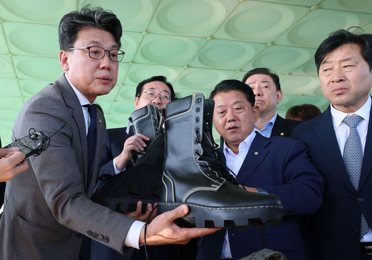 진성준 국회 국방위원장을 비롯한 국방위원들이 28일 오후 경기 연천군 육군 25사단 비룡전망대에서 지뢰덧신과 지뢰 탐지장비 등을 살펴보고 있다. 국회사진기자단