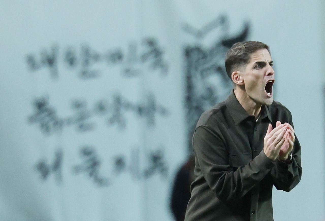 2026년 9월 28일 서울월드컵경기장에서 열린 축구 대한민국과 우루과이의 평가전. 한국 모레노 감독이 연속으로 골을 허용하자 다급해진 듯 작전 지시를 하고 있다. 연합뉴스