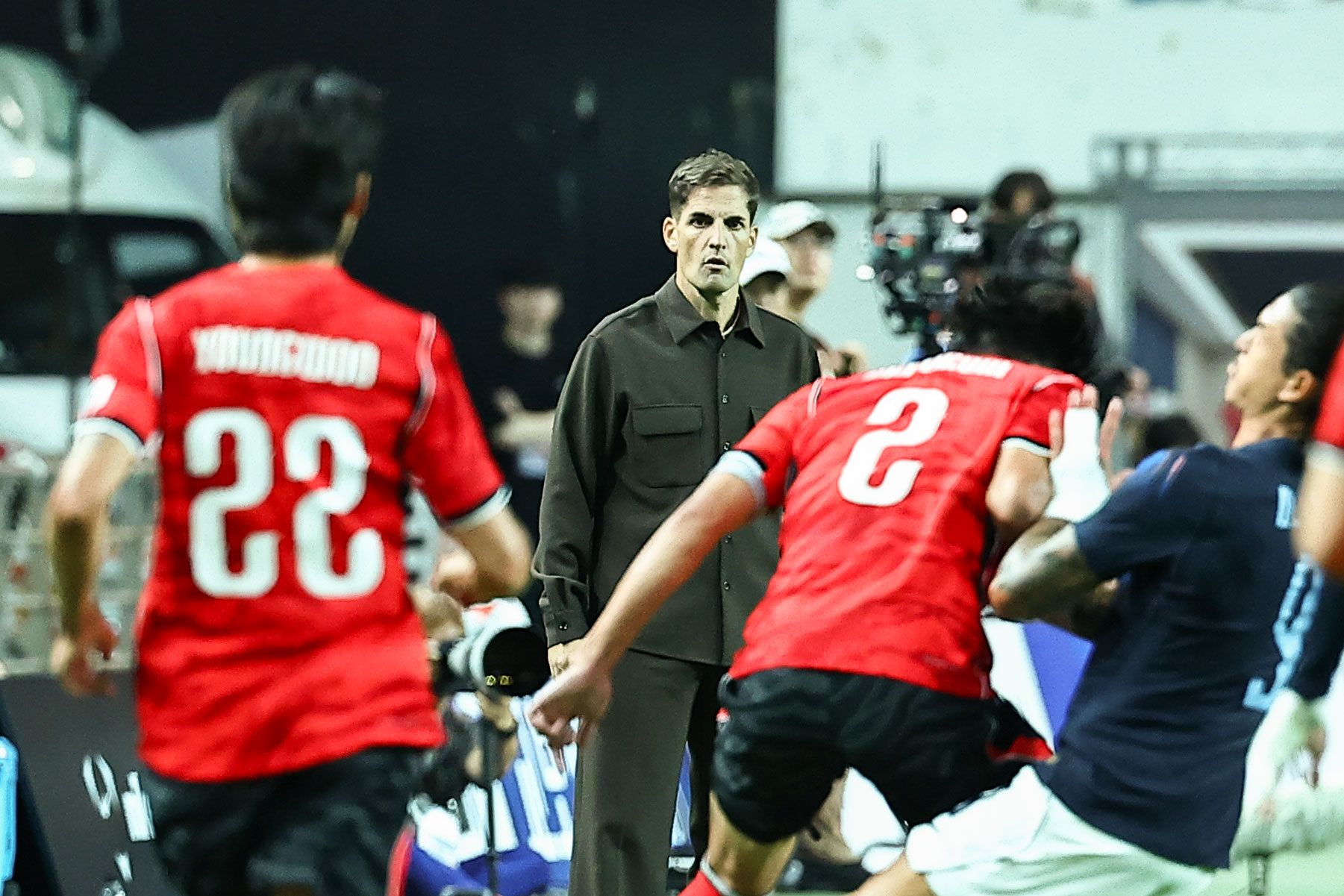 28일 오후 서울월드컵경기장에서 열린 하나은행 초청 축구 국가대표팀 친선경기 대한민국과 우루과이의 전반전에서 로베르트 모레노 감독이 경기를 지켜보고 있다.  김종호 기자 