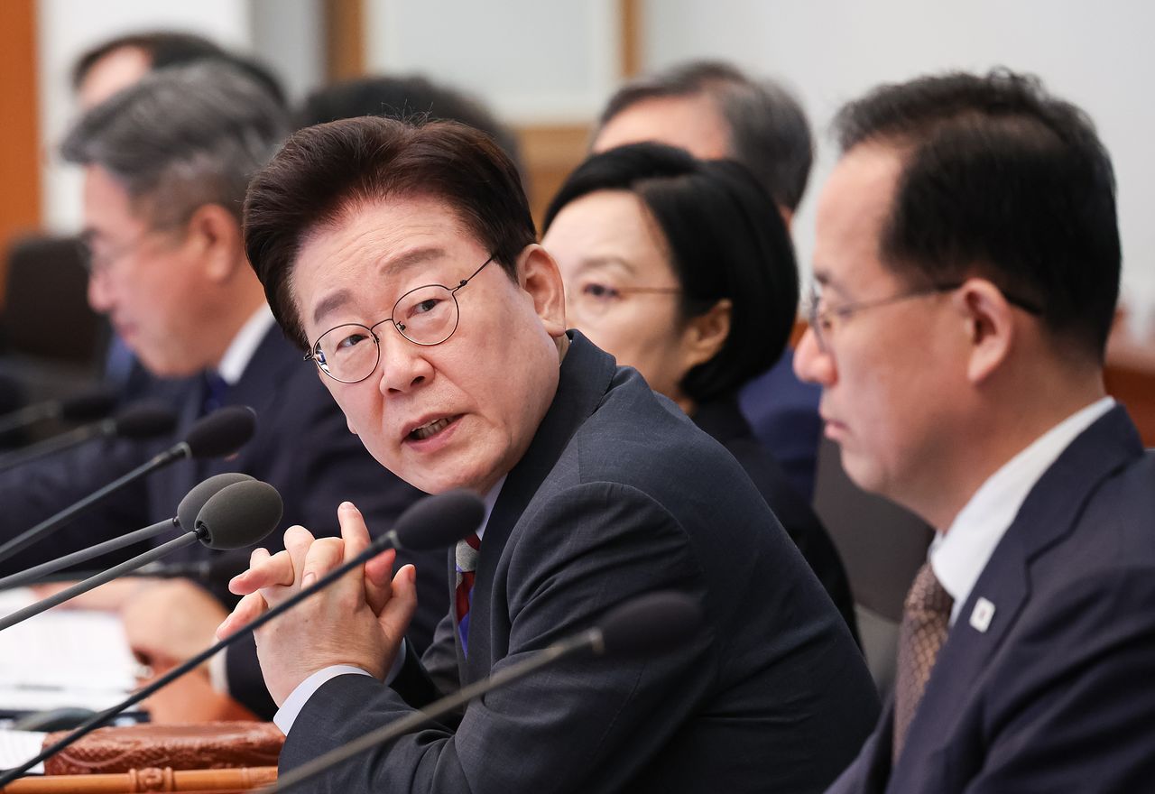 이재명 대통령이 29일 청와대에서 열린 국무회의에서 발언을 하고 있다. 뉴스1