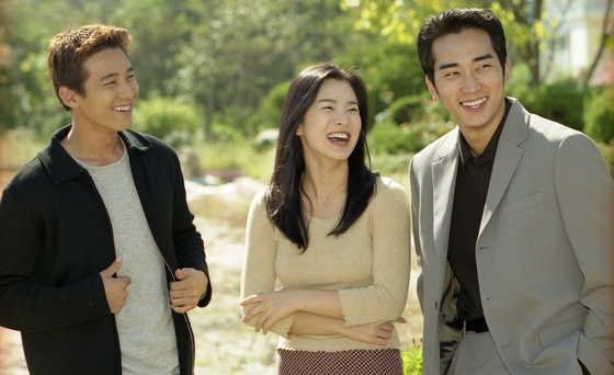 2000년의 드라마 '가을동화'의 주연 배우 (왼쪽부터)원빈, 송혜교, 송승헌. 