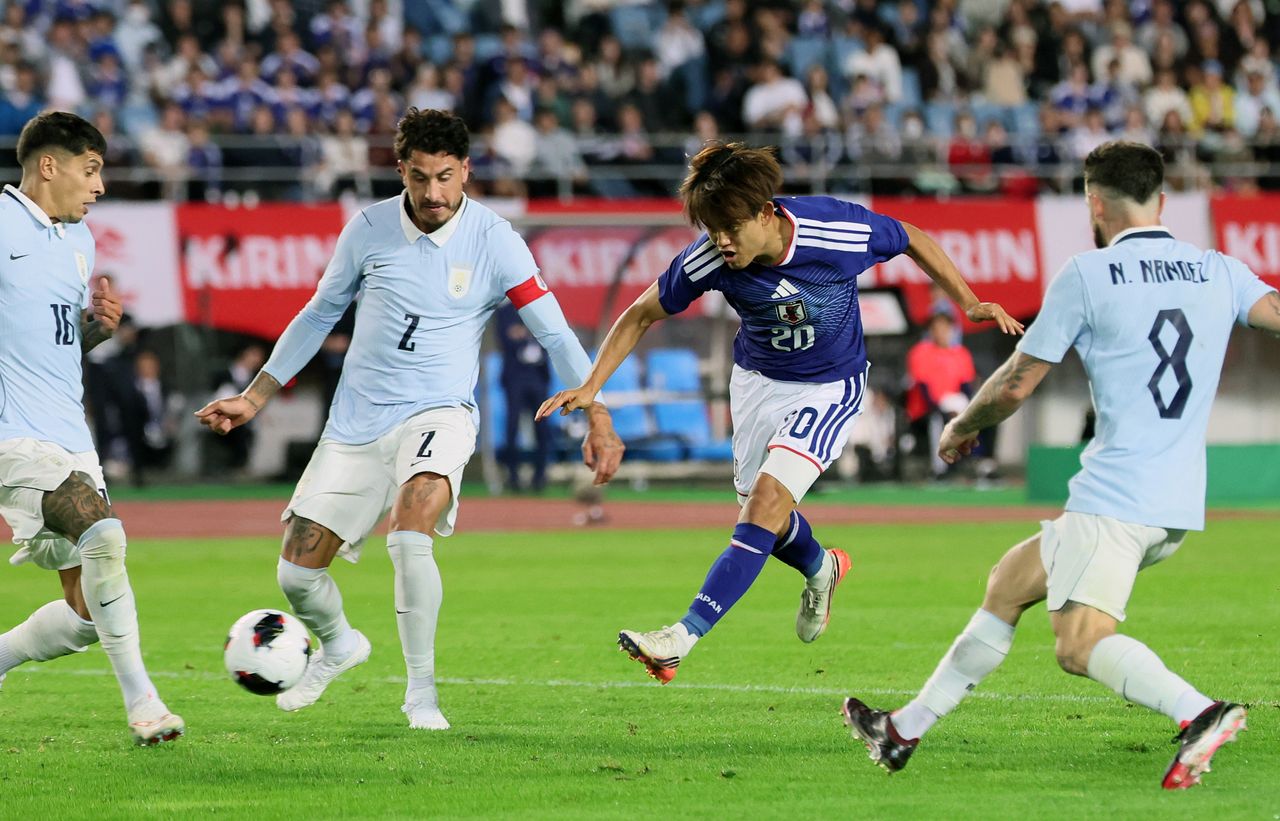 2026년 9월 24일 일본 미야기현 리후의 미야기 스타디움에서 열린 일본과 우루과이의 축구 친선 경기 중 일본의 구보 다케후사(오른쪽에서 두 번째)가 경기하는 모습. 이 경기에서 일본이 승리했다. EPA=연합뉴스