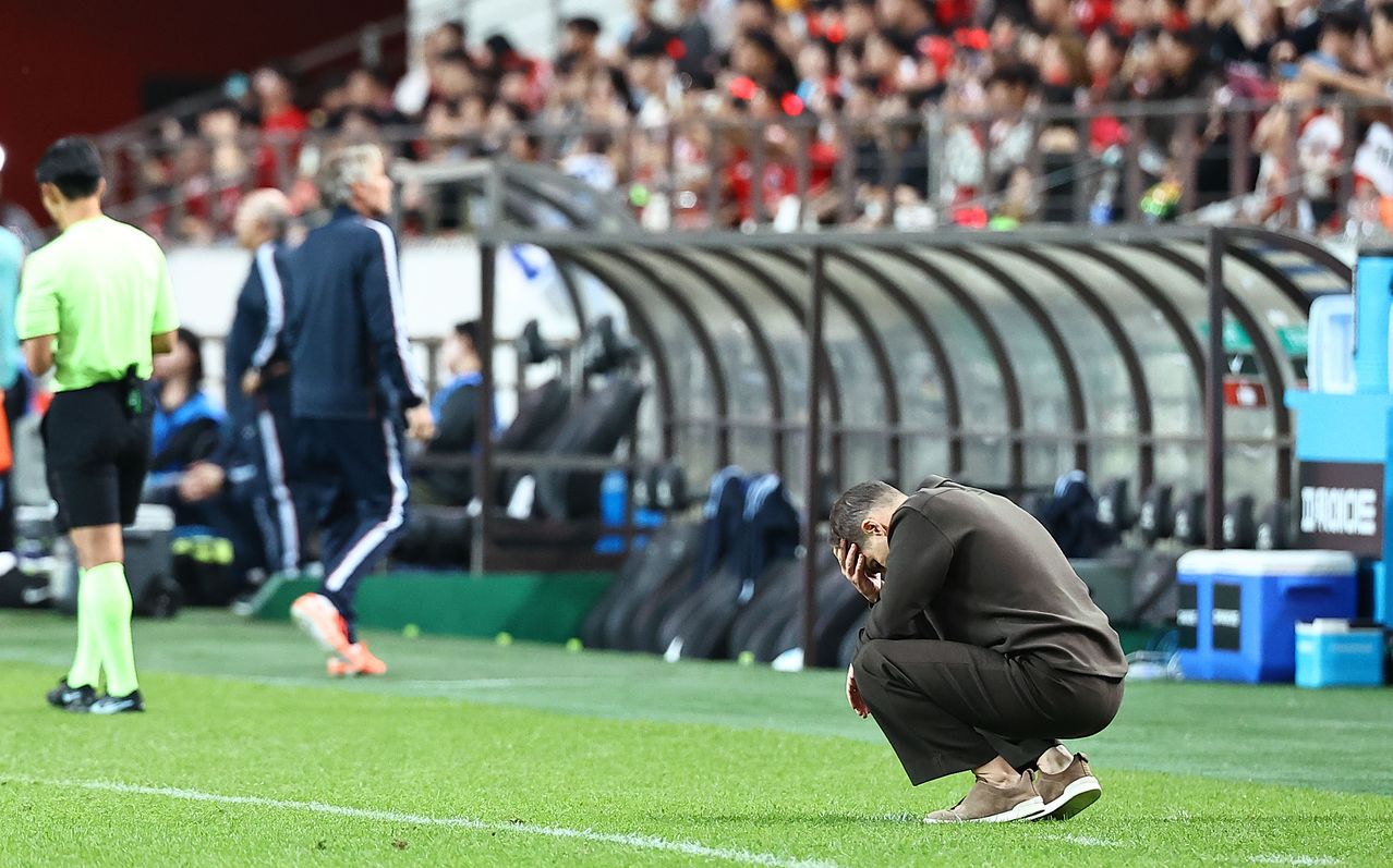28일 오후 서울월드컵경기장에서 열린 하나은행 초청 축구 국가대표팀 친선경기 대한민국과 우루과이의 후반전에서 우루과이가 네번째 골을 넣자 로베르트 모레노감독이 머리를 감싸고 있다. 김종호 기자 