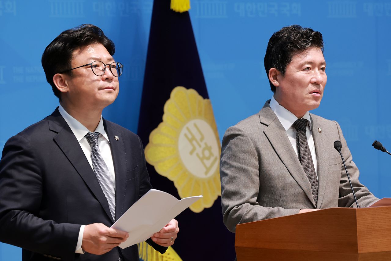 국민의힘 구자근·강명구 의원이 28일 국회 소통관에서 고(故) 육영수 여사 피격 사건을 다룬 영화 '암살자(들)'을 둘러싼 논란과 관련해 기자회견하고 있다. 연합뉴스