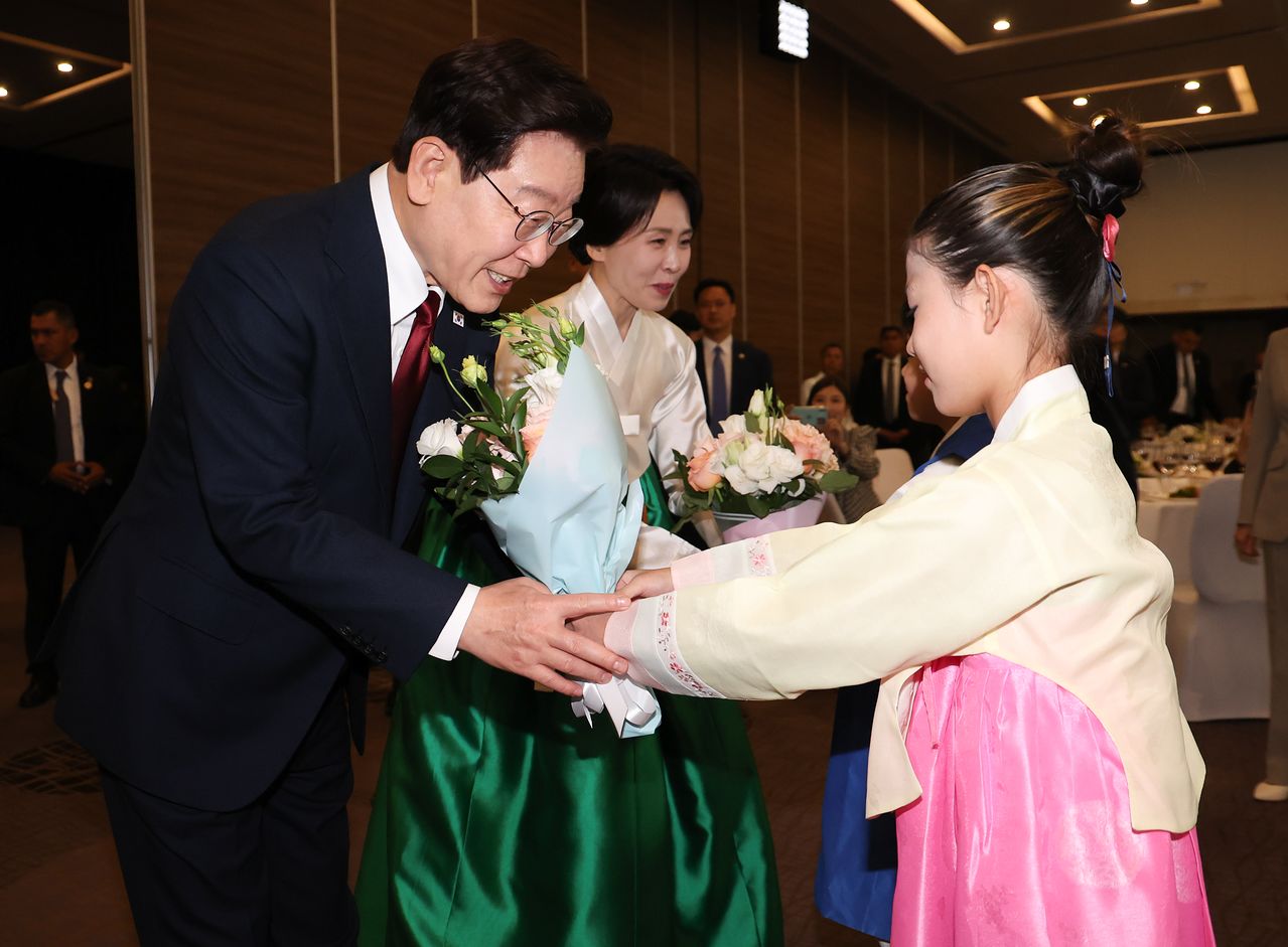 이재명 대통령과 김혜경 여사가 지난 24일(현지시간) 멕시코 멕시코시티 한 호텔에서 열린 동포 간담회에서 화동들로부터 꽃다발을 받고 있다. 뉴스1