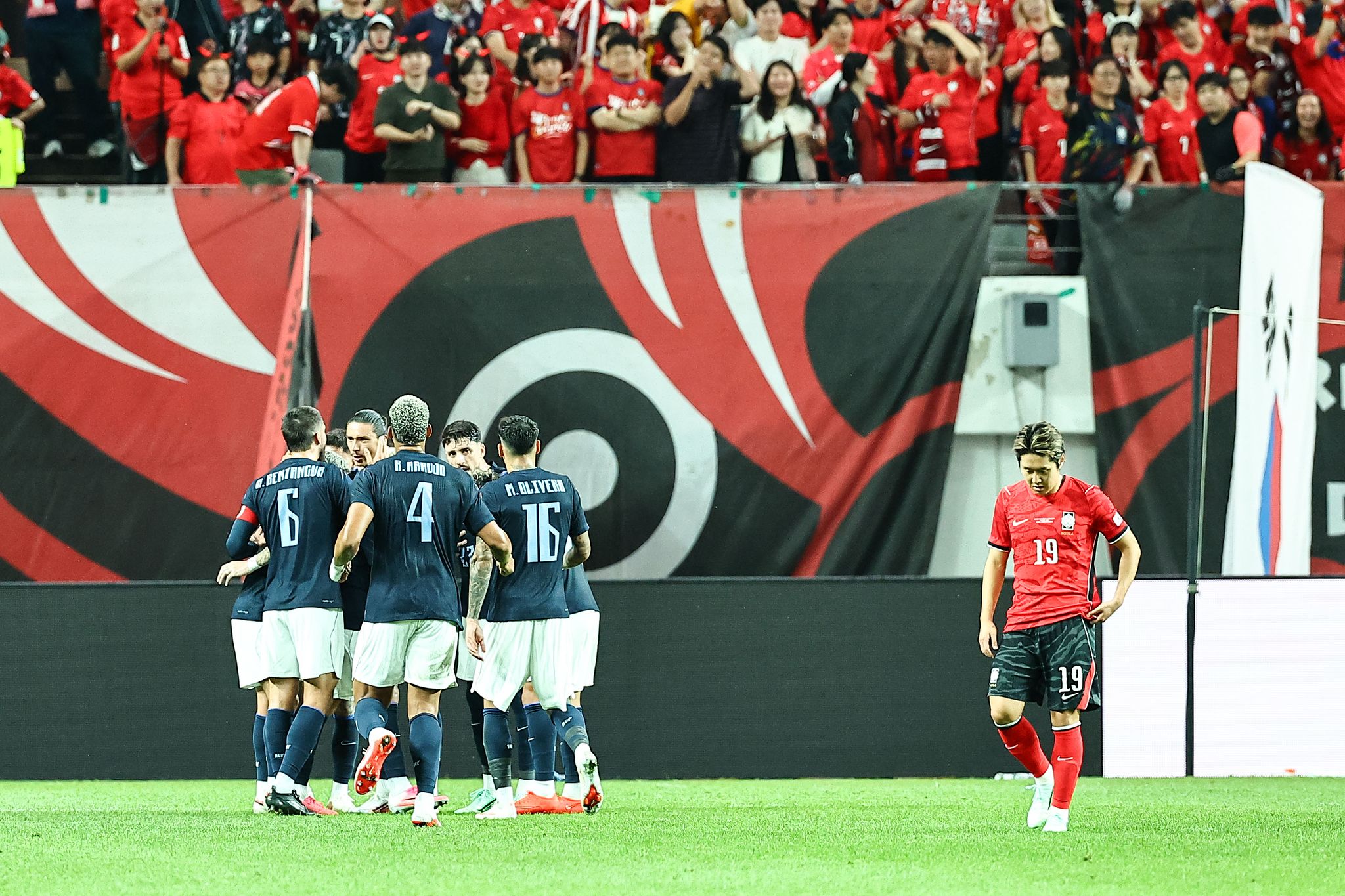 28일 오후 서울월드컵경기장에서 열린 하나은행 초청 축구 국가대표팀 친선경기 대한민국과 우루과이의 전반전에서 우루과이가 두번째 득점을 한 뒤 기뻐하고 있다. 김종호 기자 
