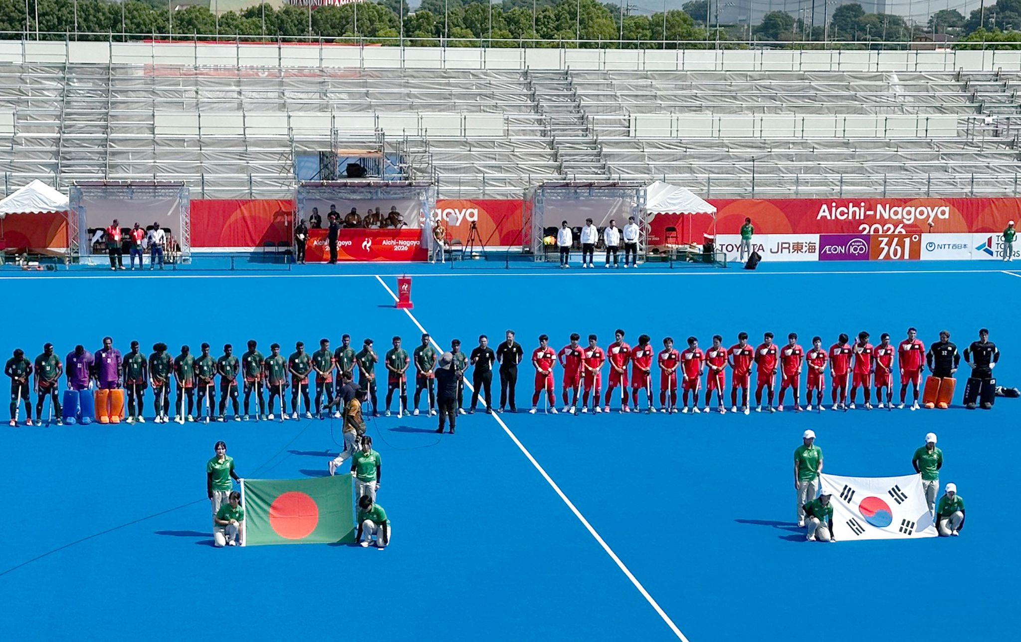 18일 일본 기후현 가카미가하라 그린스타디움에서 열린 남자 하키 A조 조별리그 1차전 대한민국과 방글라데시의 경기에서 양팀 선수들이 도열해있다. 사진 대한하키협회