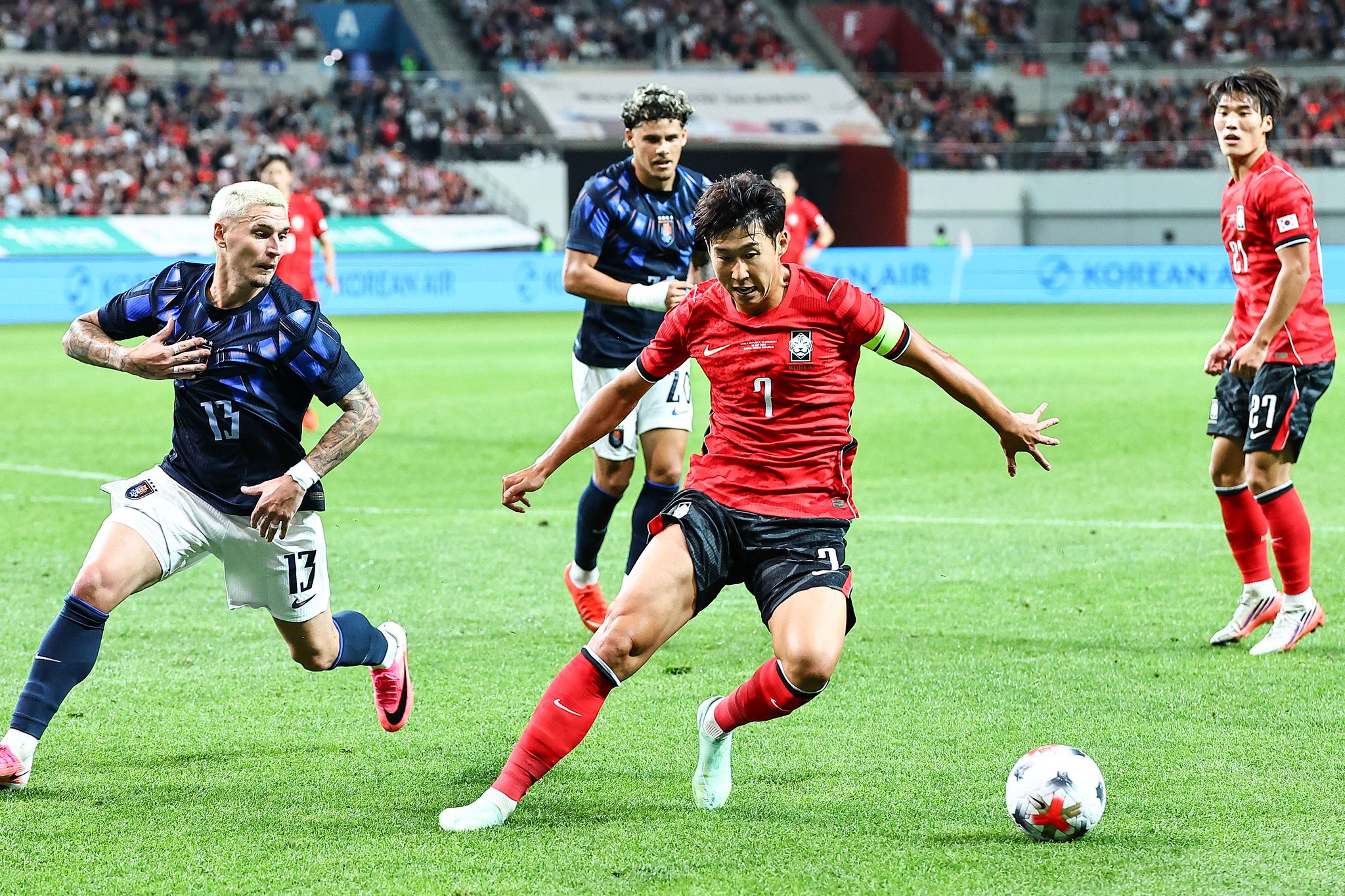 28일 오후 서울월드컵경기장에서 열린 하나은행 초청 축구 국가대표팀 친선경기 대한민국과 우루과이의 후반전에서 손흥민 선수가 드리블 하고 있다. 김종호 기자