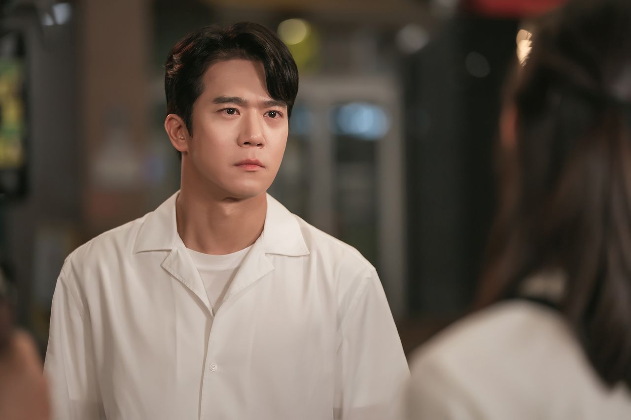 '사랑이 온다'의 남자주인공 김무진 역을 맡은 배우 하석진이 극중 전 연인인 한규림(안희연)을 바라보며 울먹이고 있다. [사진 KBS]