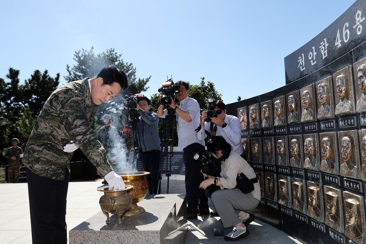 장동혁 국민의힘 대표가 인천 옹진군 백령도를 방문해 천안함 46용사 위령탑을 참배하고 있다. 뉴스1