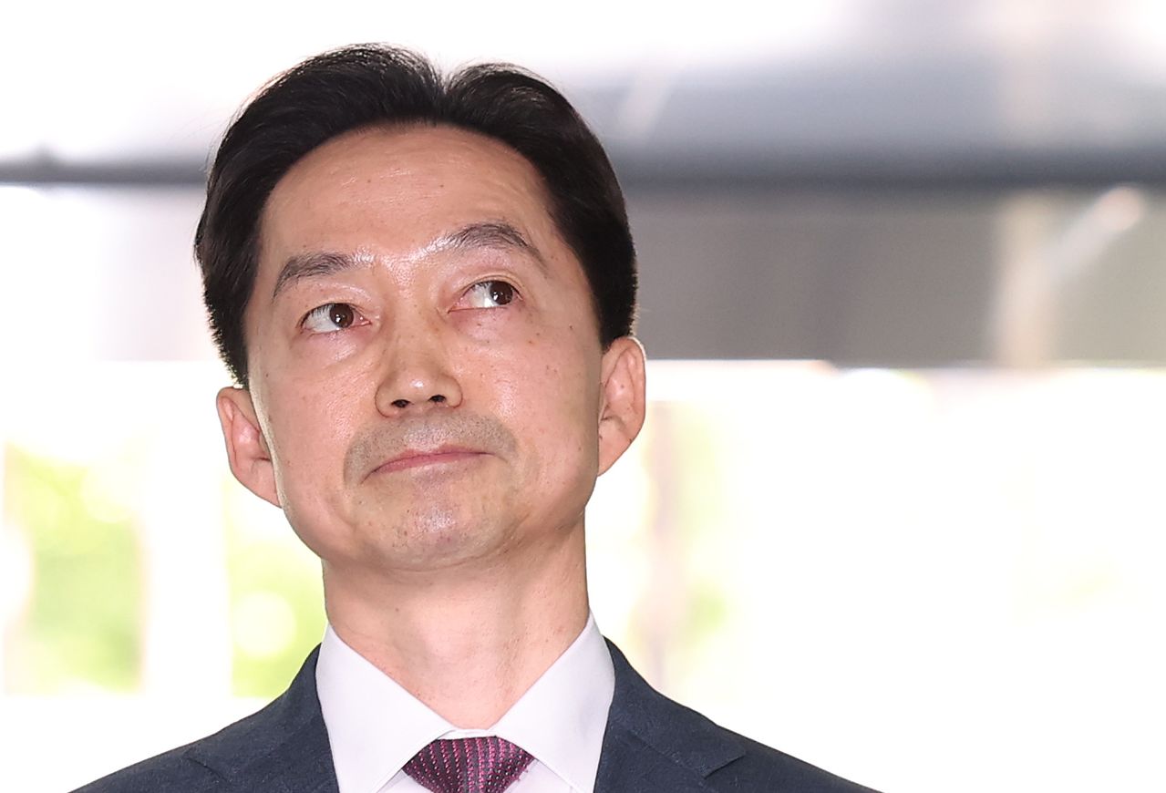 김지용 중대범죄수사청장 후보자가 지난 8일 오후 서울 종로구 정부서울청사 창성동 별관에 마련된 인사청문회 준비단 사무실로 첫 출근하며 취재진의 질문에 답하고 있다. 뉴스1