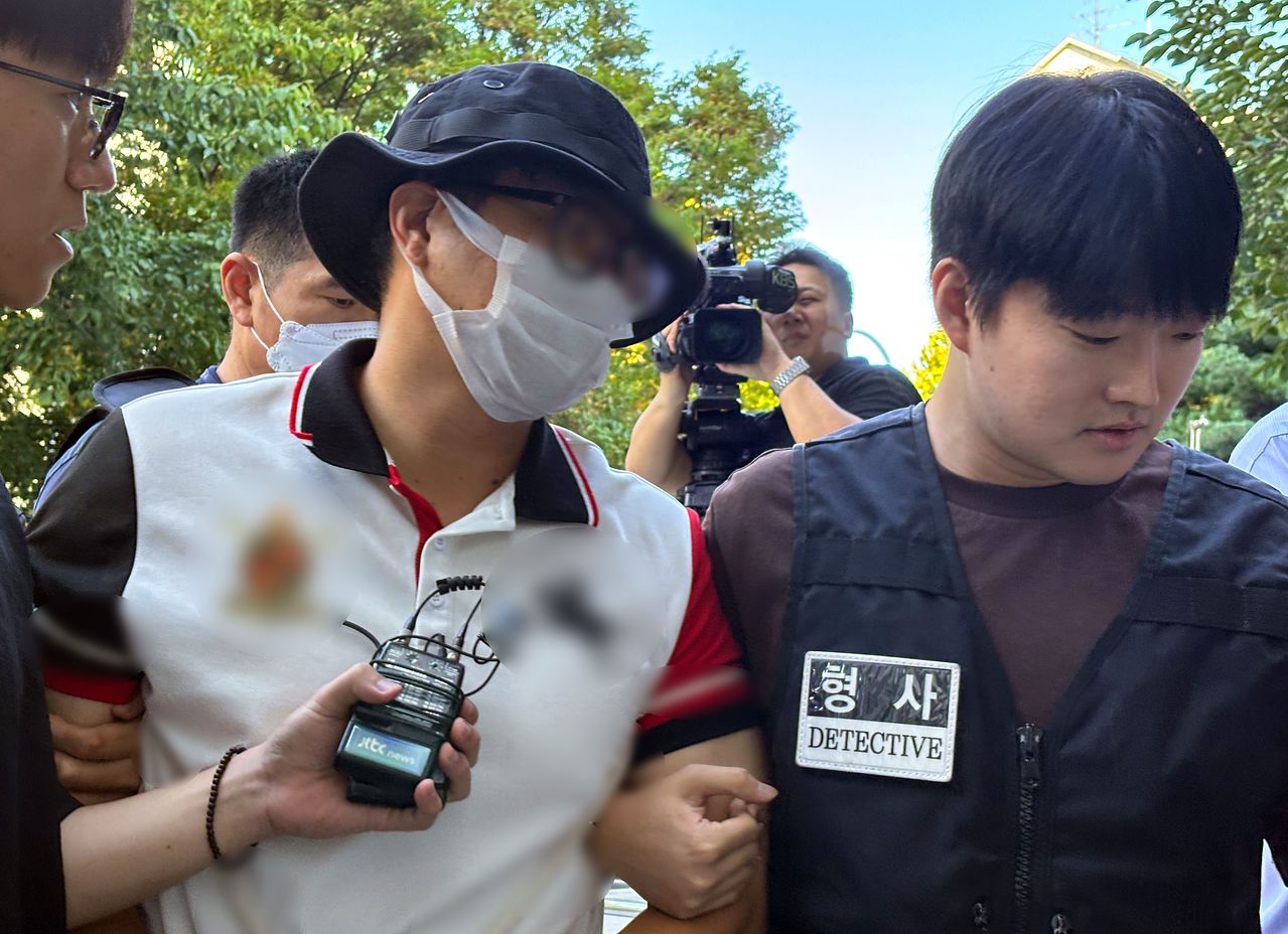 추석 연휴 마지막 날 양화한강공원 인근에서 흉기로 행인들을 위협한 40대 남성이 29일 오전 서울 양천구 서울남부지방법원에서 구속 전 피의자 심문(영장실질심사)을 받기 위해 법정으로 향하고 있다. 뉴시스