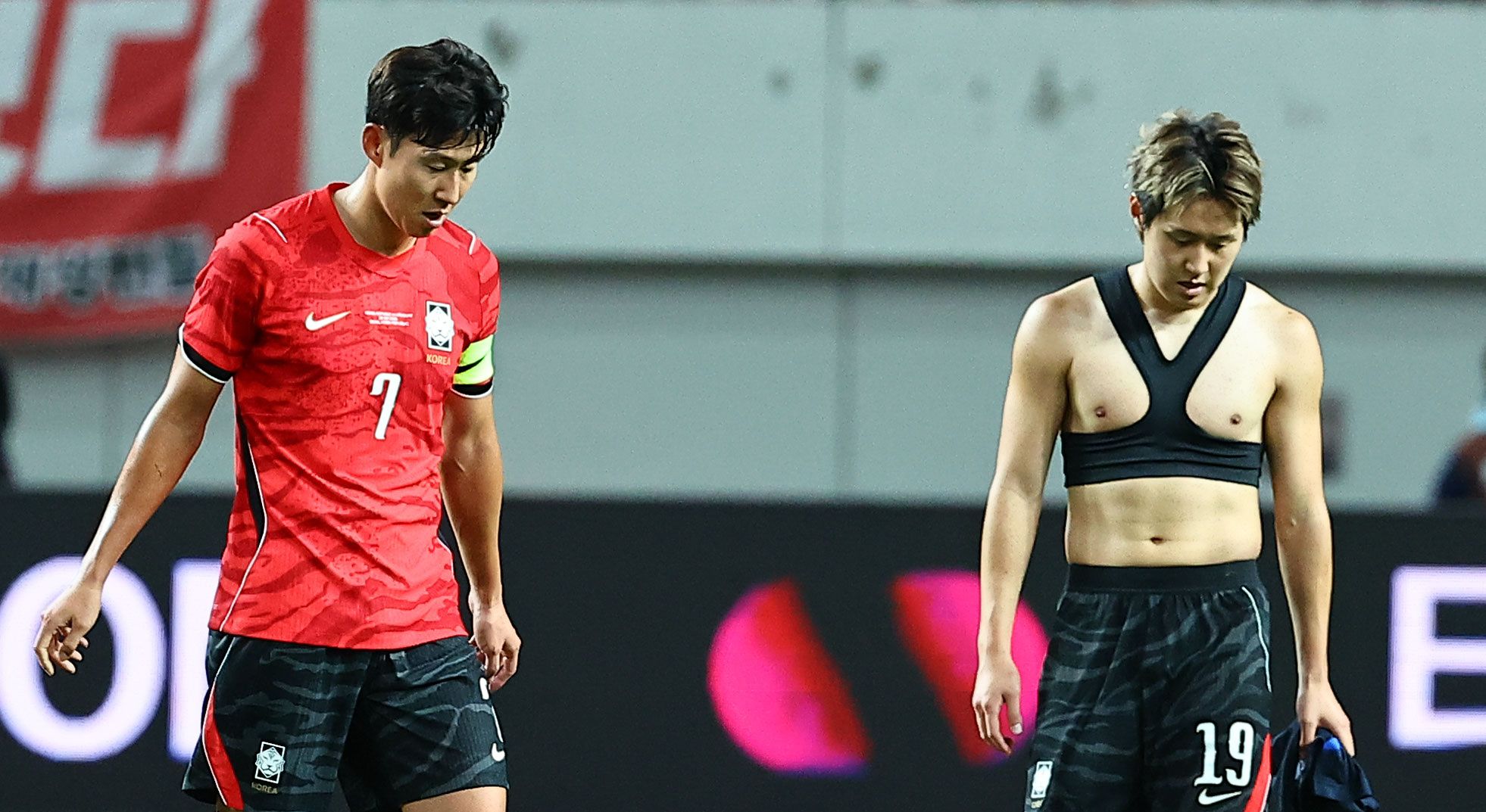 28일 오후 서울월드컵경기장에서 열린 하나은행 초청 축구 국가대표팀 친선경기 대한민국과 우루과이의 경기가 4대1로 끝난 뒤 손흥민과 이강인이 경기장을 나서고 있다. 김종호 기자 
