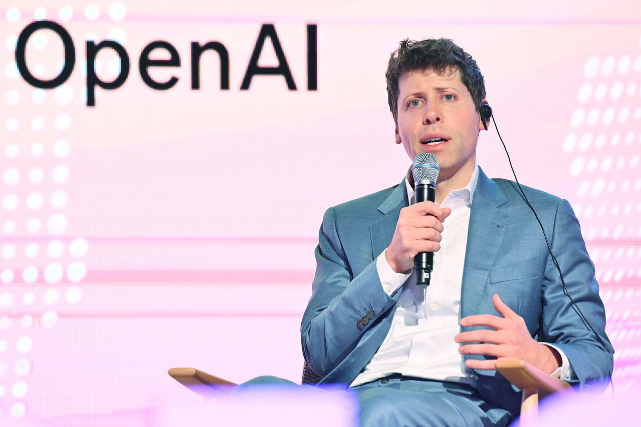지난 6월 9일 서울 영등포구 63스퀘어에서 열린 K-Startups meet OpenAI 행사에서 샘 알트만 오픈AI 최고경영자가 이영 중소벤처기업부 장관과 스타트업과 글로벌 AL 기업간 협업 등에 대해 간담회를 하고 있다. 뉴시스