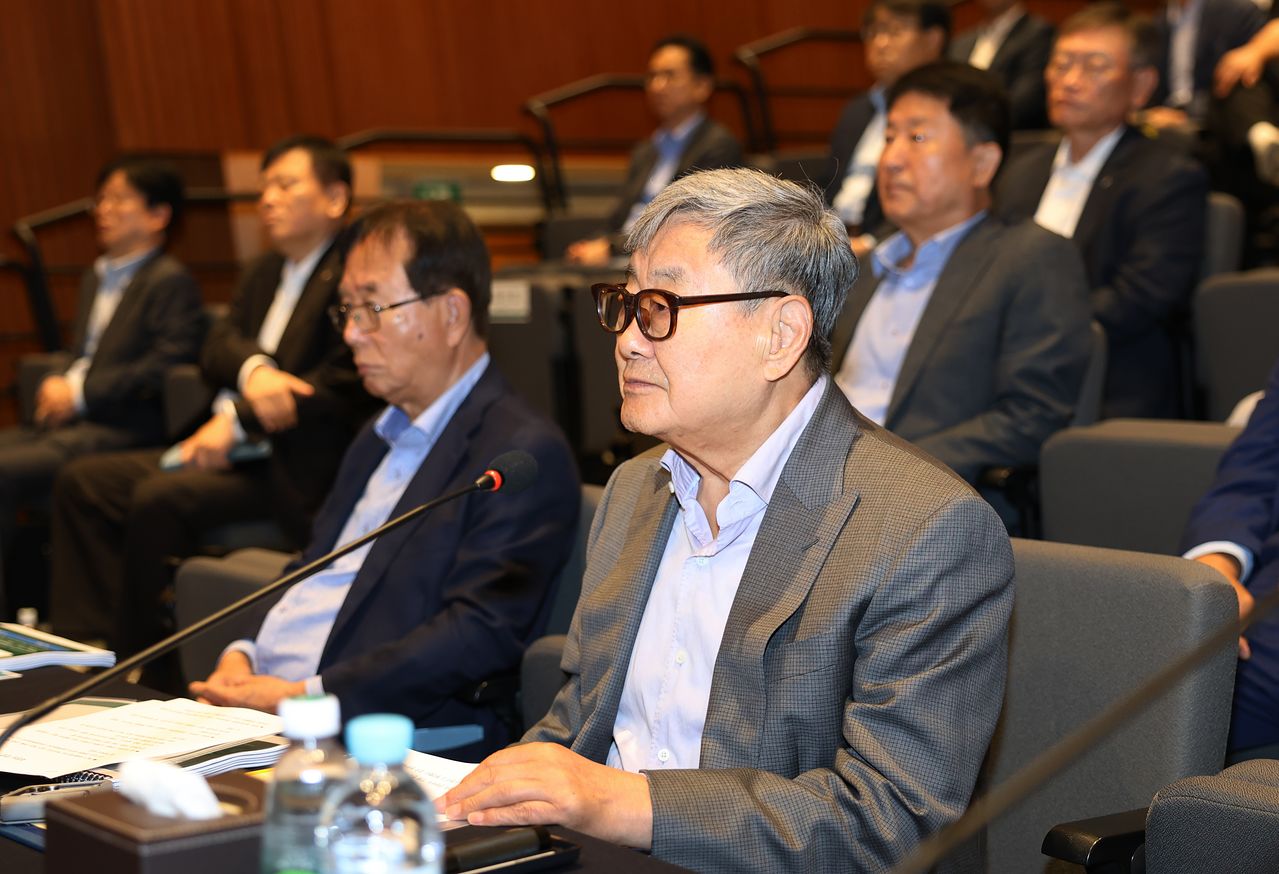 DB그룹이 29일 김준기 창업회장(오른쪽)과 이수광 그룹회장(왼쪽) 등 주요 경영진이 참석한 가운데 ‘인공지능(AI) 추진 전략 보고대회’를 개최했다. 사진 DB그룹