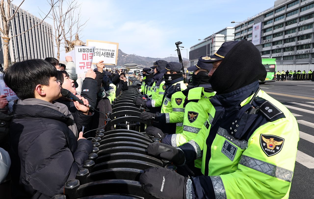 지난 1월30일 한국대학생진보연합 회원들이 서울 종로구 광화문광장에서 열린 미국 규탄 대학생 기자회견을 마치고 항의서한문 제출을 위해 주한미국대사관으로 이동하던 중 경찰과 대치하고 있다. 사진은 기사 내용과 직접 관련 없음. 뉴스1.
