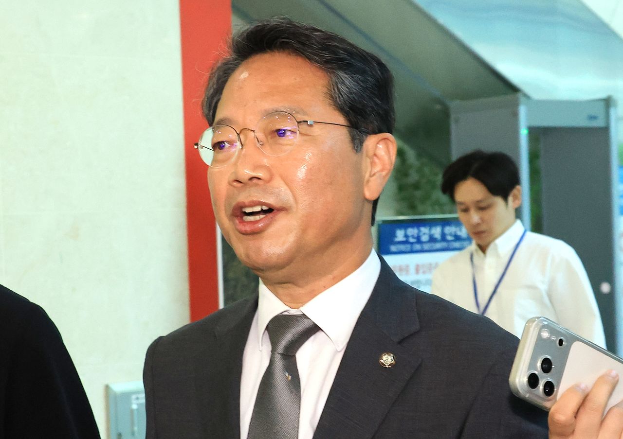 김승원 법무부 장관 후보자가 19일 사퇴 기자회견을 마치고 국회 소통관을 나서고 있다. 연합뉴스
