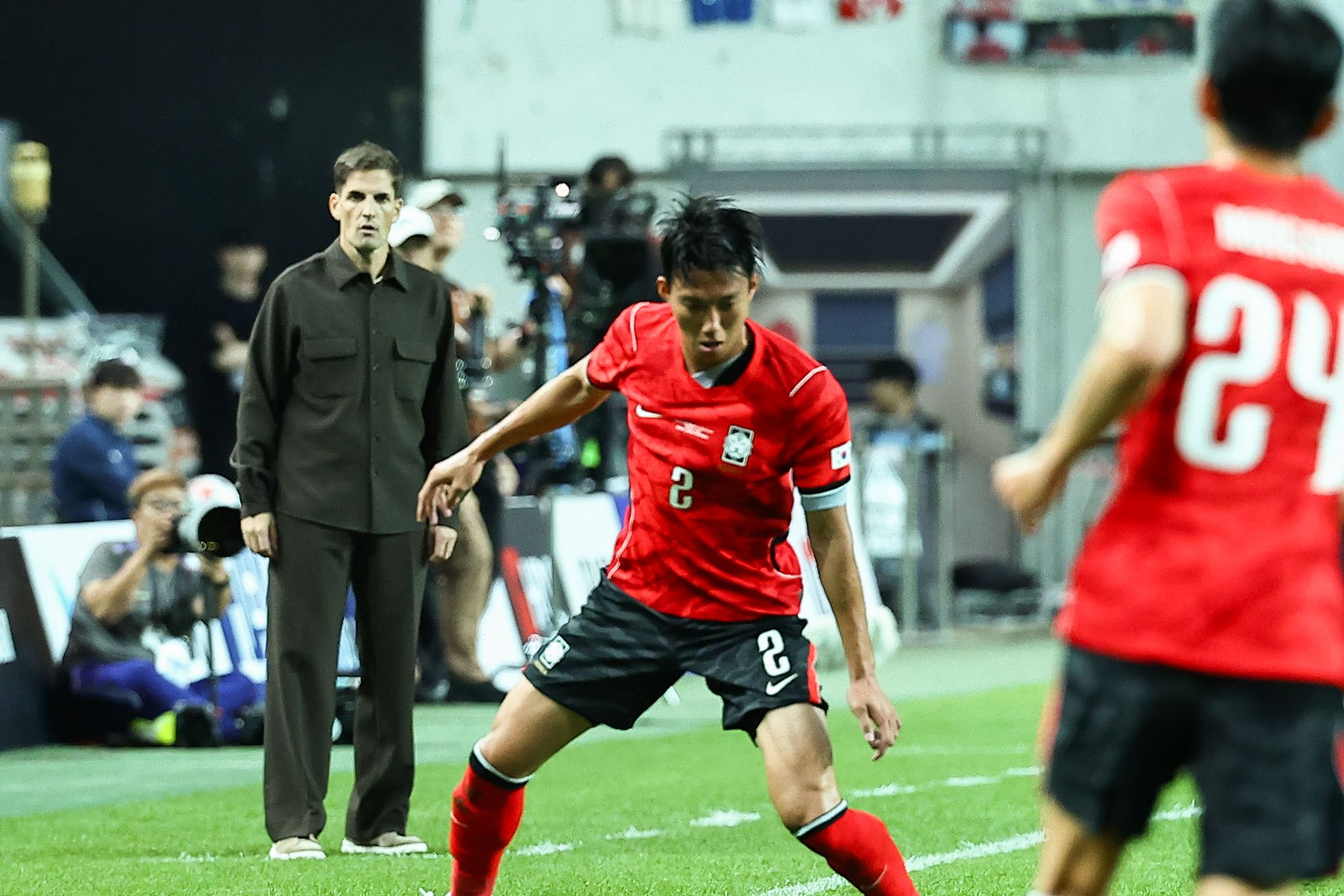 28일 오후 서울월드컵경기장에서 열린 하나은행 초청 축구 국가대표팀 친선경기 대한민국과 우루과이의 전반전에서 로베르트 모레노 감독이 경기를 지켜보고 있다.  김종호 기자 