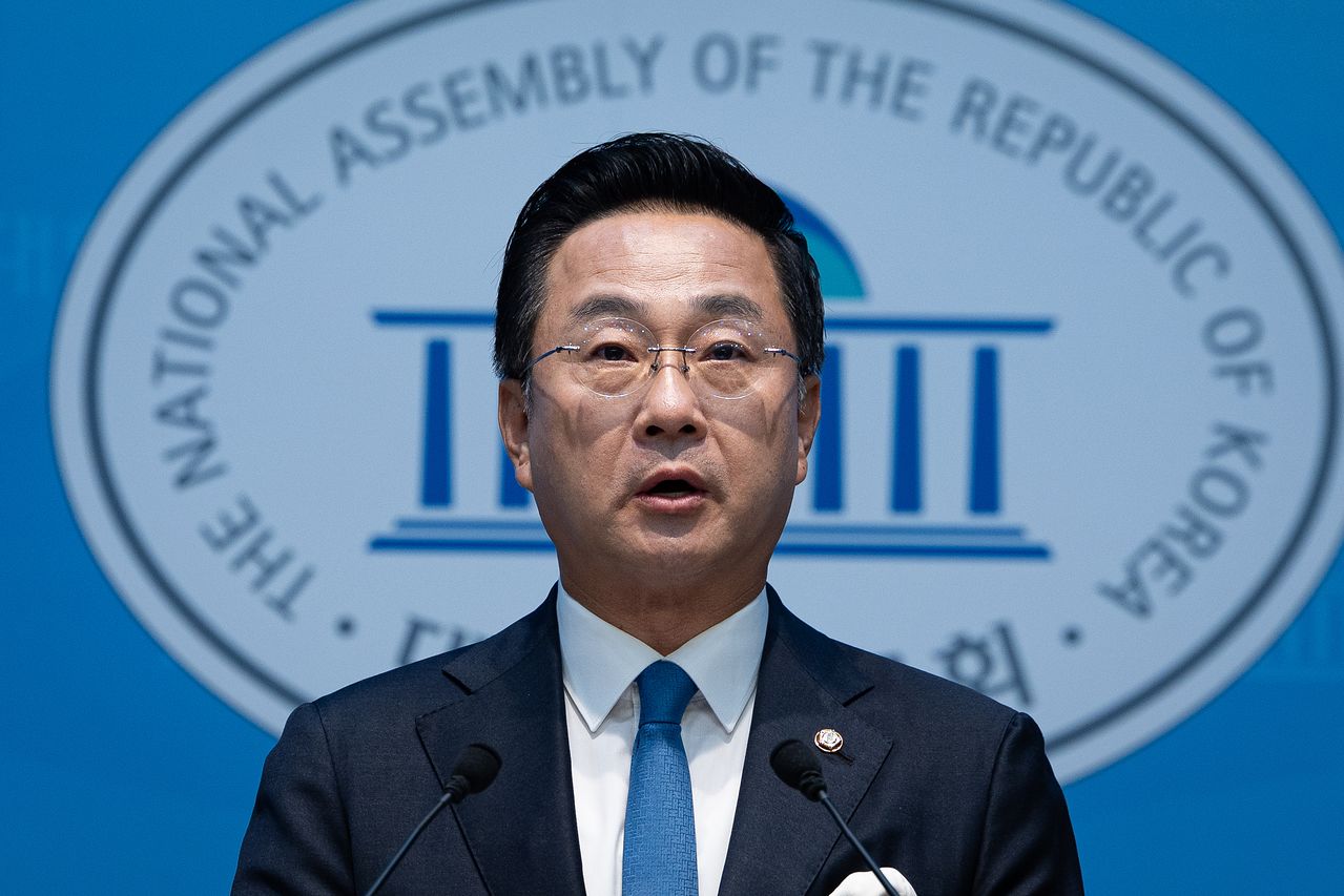 박성준 더불어민주당 수석대변인이 28일 비무장지대에서 발생한 지뢰 폭발 사고와 관련에 북한 당국의 사과를 촉구했다. 뉴스1