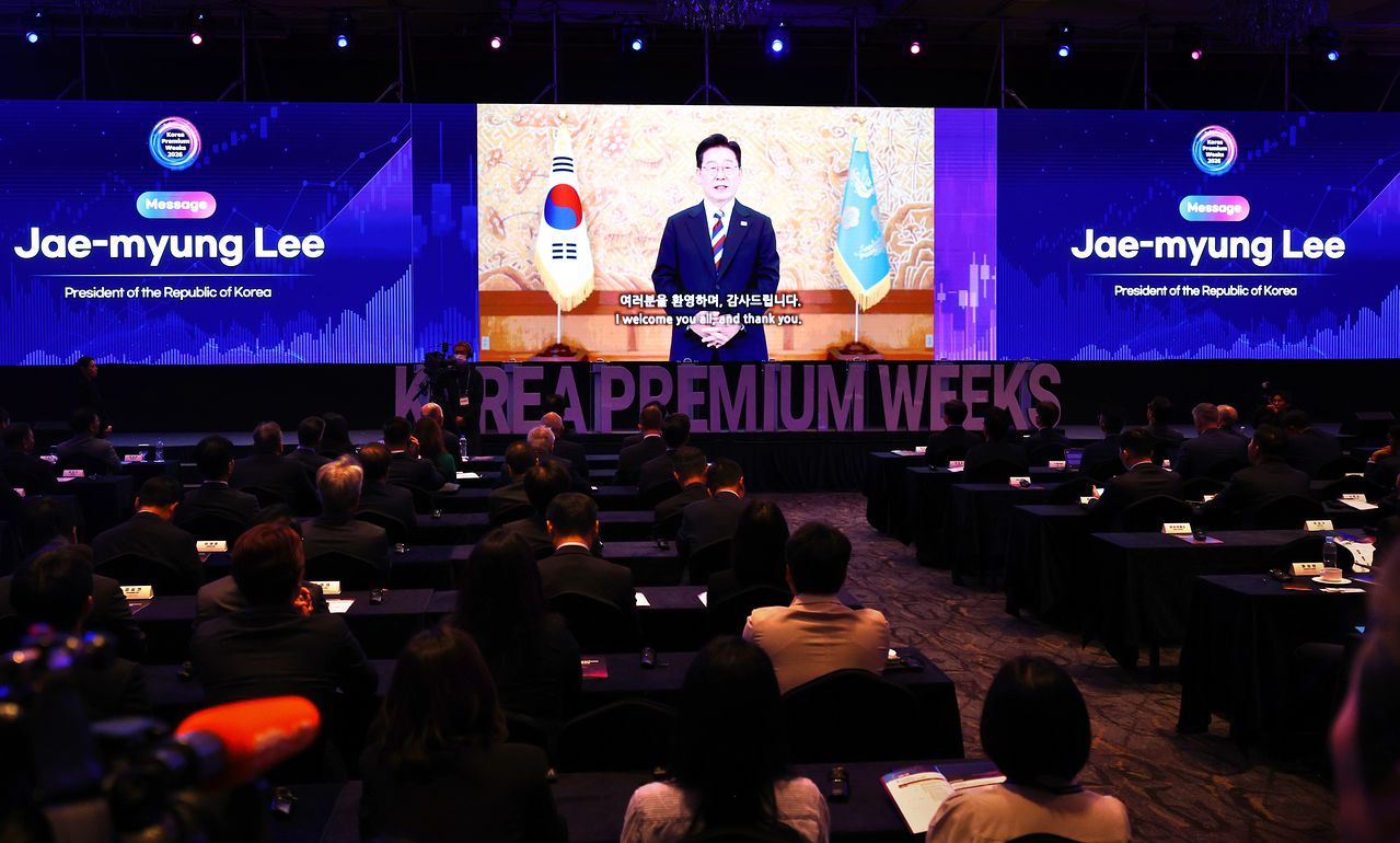 이재명 대통령이 28일 ‘코리아 프리미엄 위크 2026’ 개막식에서 영상으로 축사하고 있다. [연합뉴스]