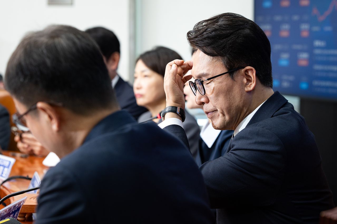 김민석 더불어민주당 대표가 28일 서울 여의도 국회에서 열린 최고위원회의에서 생각에 잠겨 있다. 뉴스1