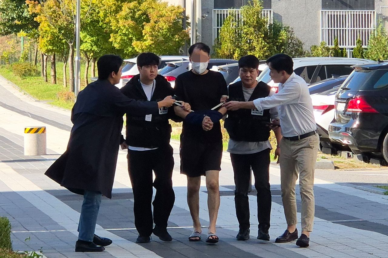 28일 오후 의정부지방법원 남양주지원에서 70대 여성을 흉기로 살해한 혐의를 받고 있는 A씨(가운데)가 영장실질심사를 위해 법정으로 이동하고 있다. 연합뉴스